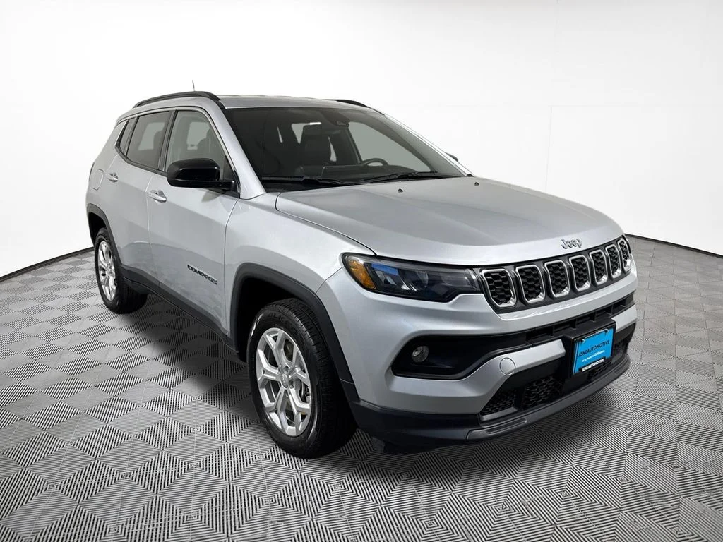 Used 2024 Silver Jeep Latitude image 4
