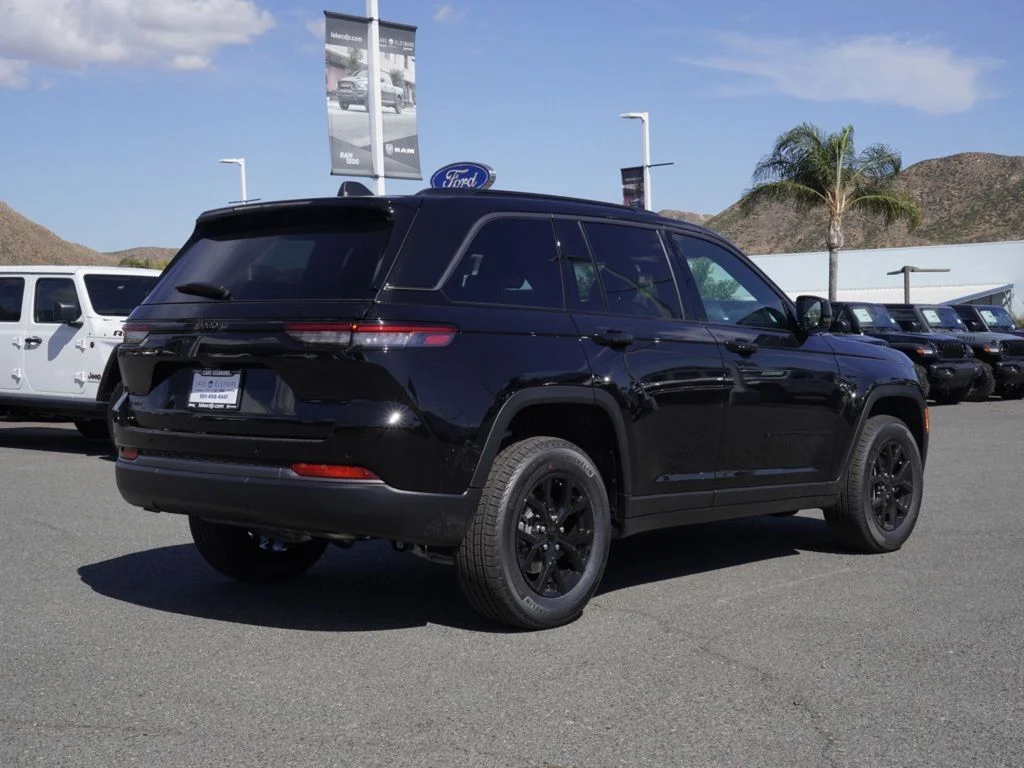 New 2026 Diamond Black Crystal Pearl-Coat Exterior Paint Jeep Laredo Altitude image 3