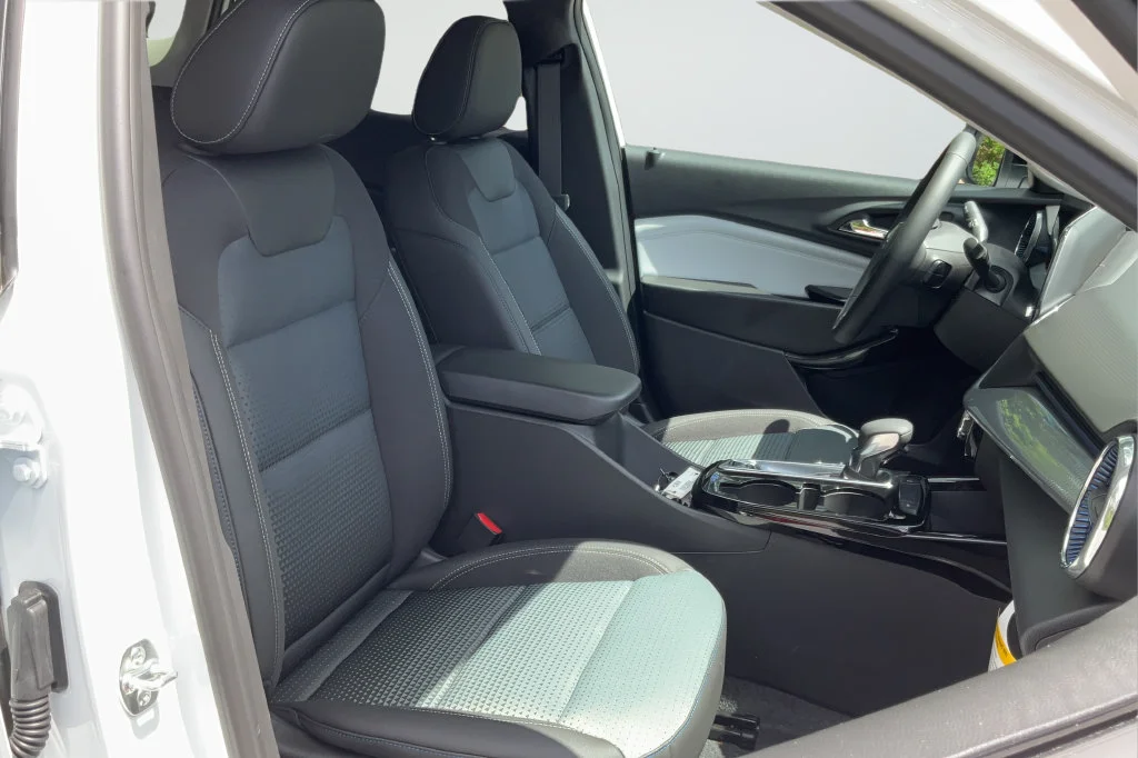 New 2026 Summit White Chevrolet LT image 18
