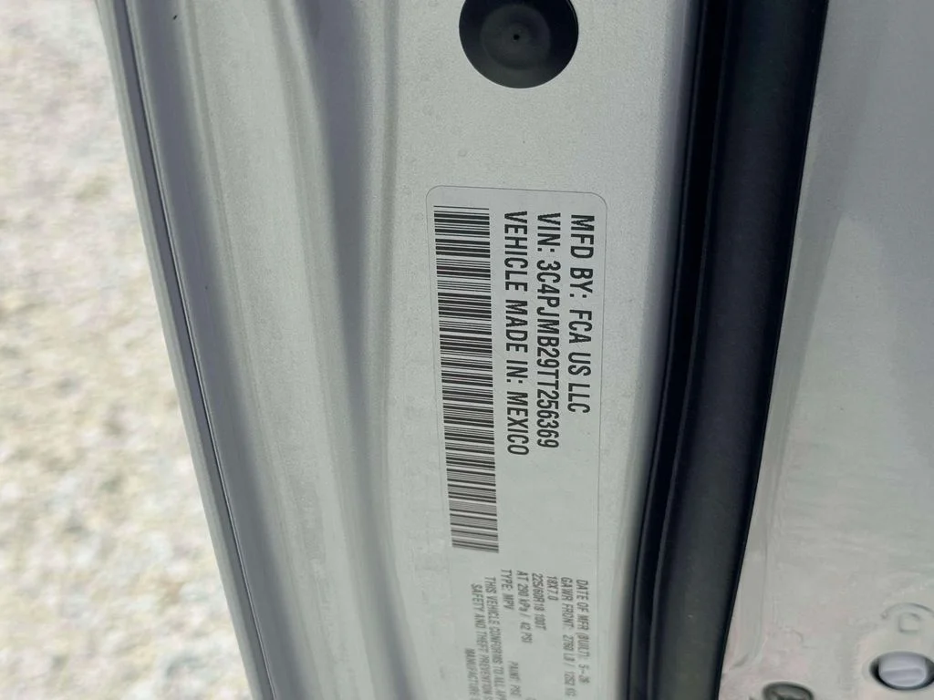 New 2026 Silver Zynith Clear-Coat Exterior Paint Jeep Limited image 16