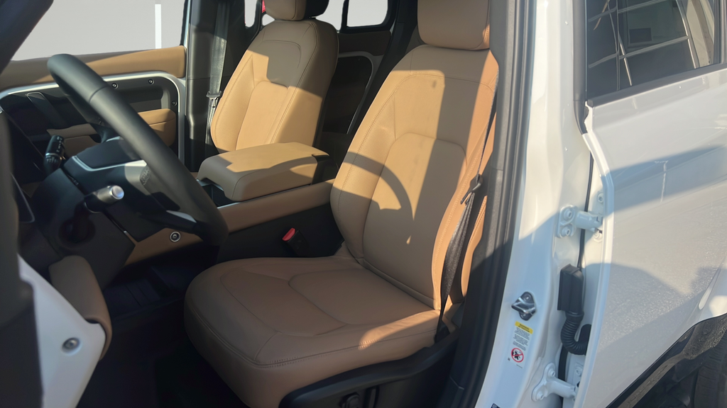 New 2026 White Land Rover X-Dynamic SE image 15