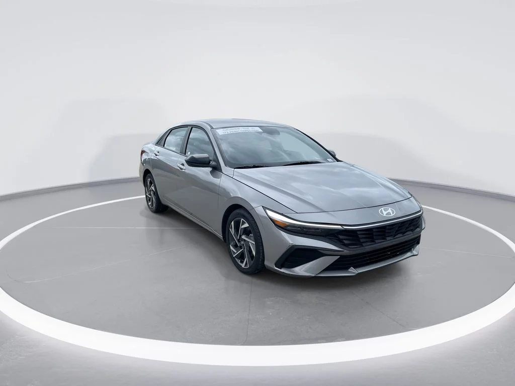 Used 2025 Silver Hyundai SEL Sport image 2