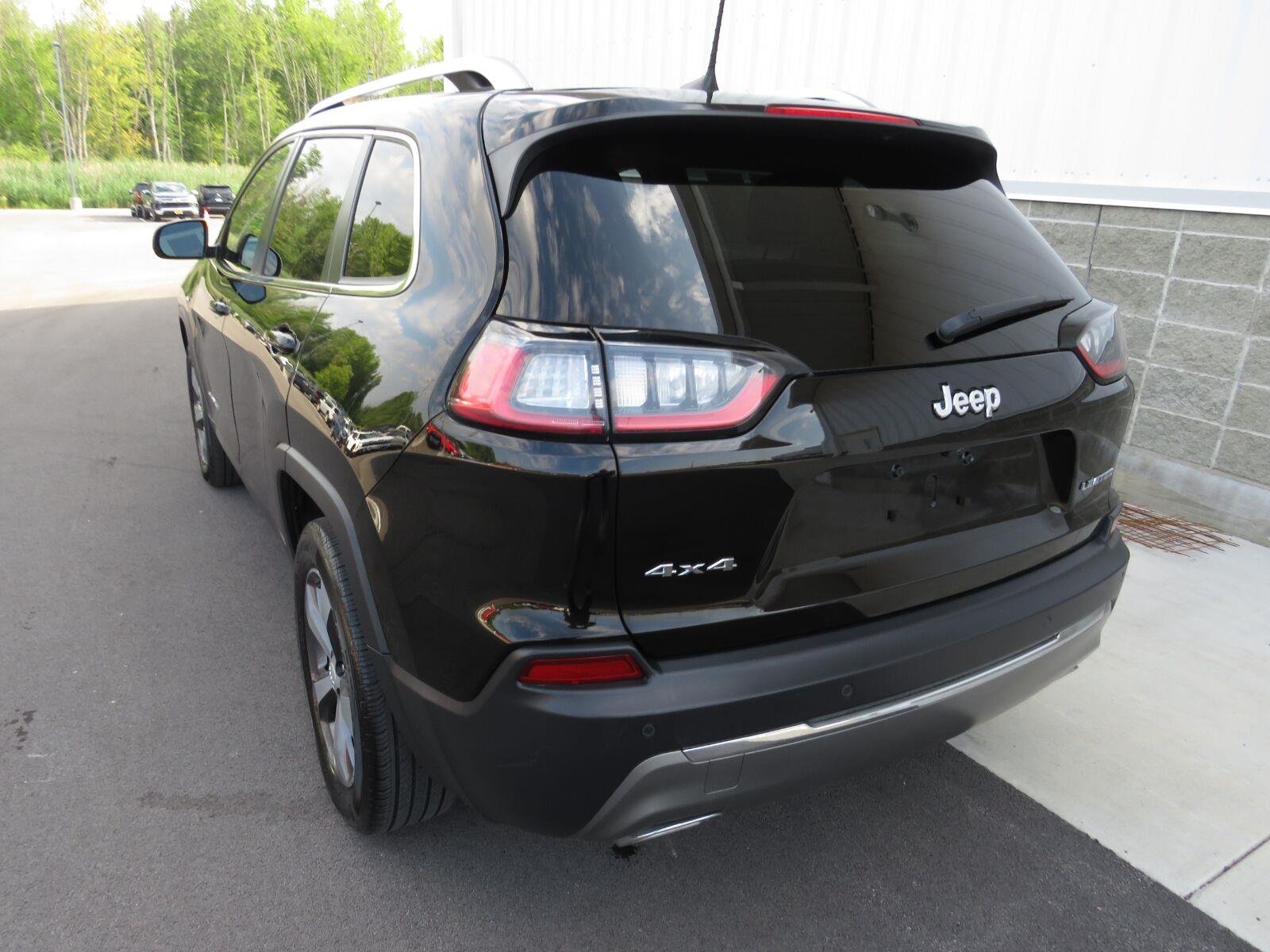 Used 2019 Diamond Black Crystal Pearlcoat Jeep Limited image 19
