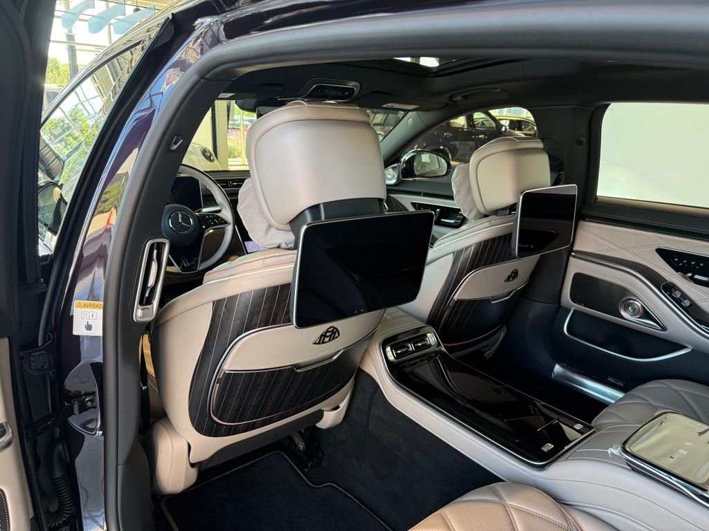 New 2025 MANUFAKTUR Moonlight White Metallic Mercedes-Benz Maybach S 680 image 12