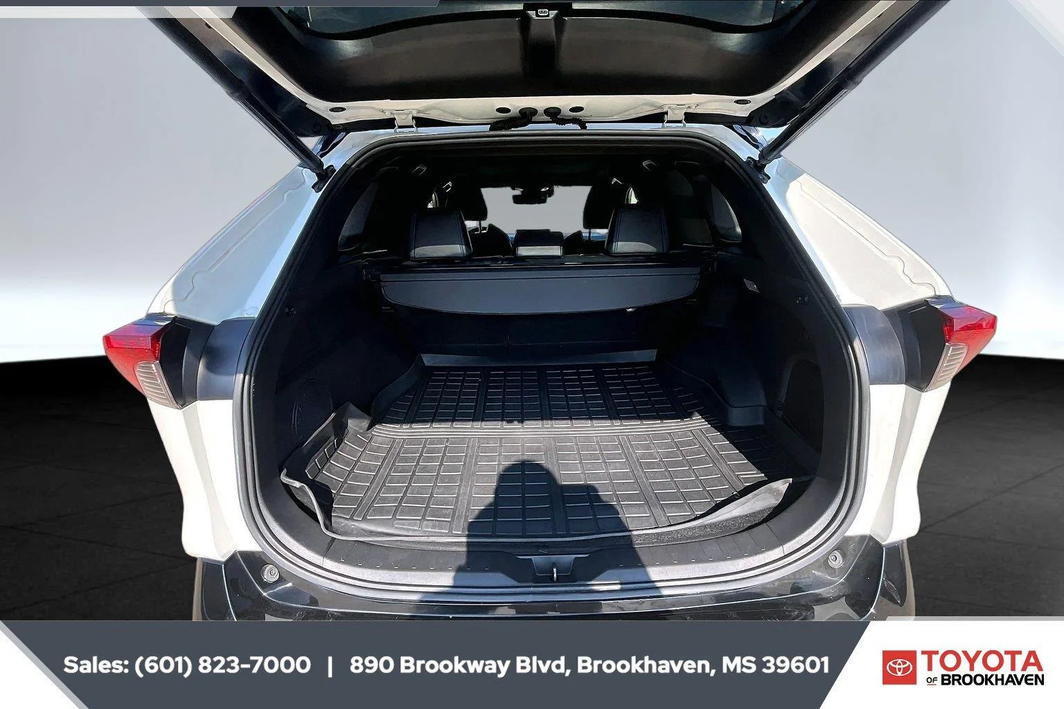 Used 2020 Blizzard Pearl w/Midnight Black Metallic Roof Toyota XSE image 21
