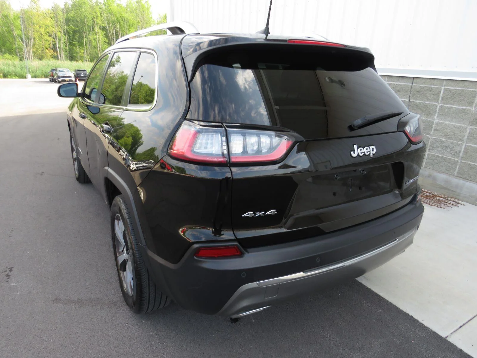 Used 2019 Diamond Black Cry Jeep Limited image 19