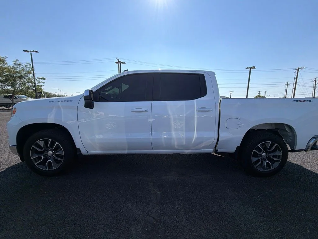 2023 Chevrolet Silverado 1500 LT - Photo 2
