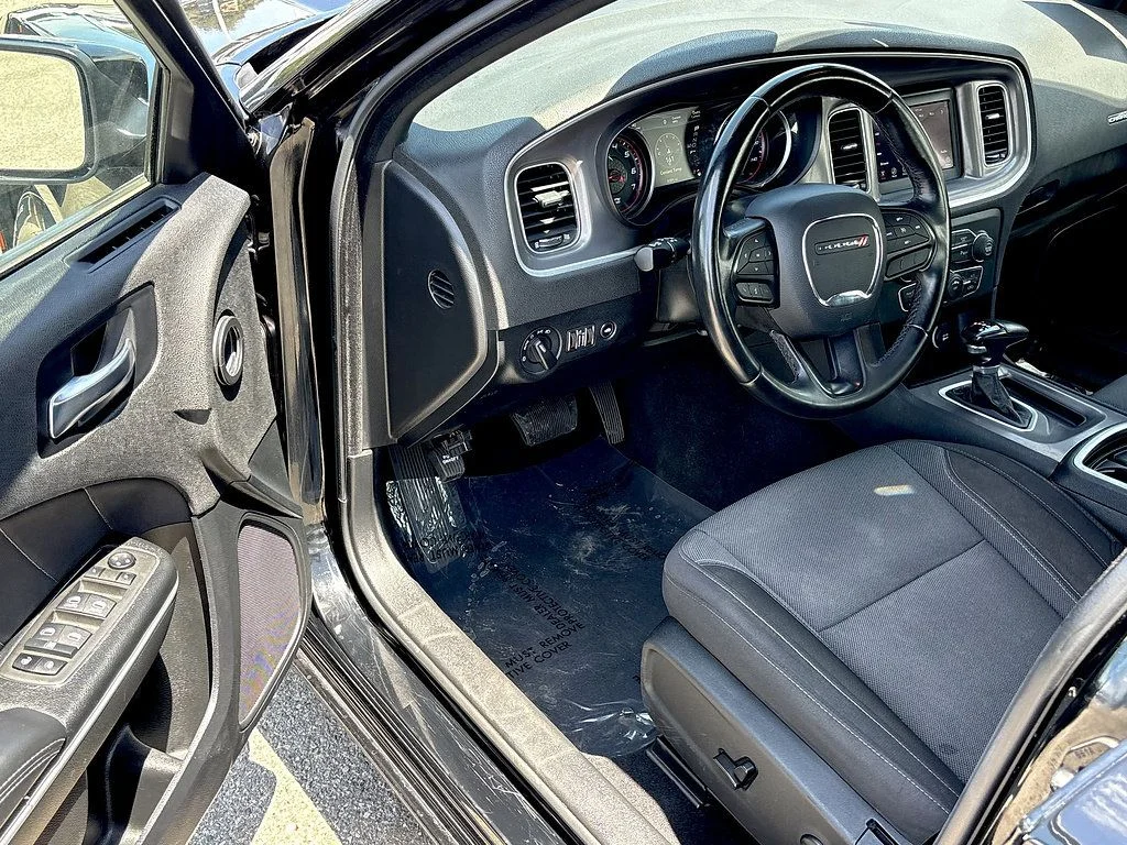 Used 2022 Black Dodge SXT image 8