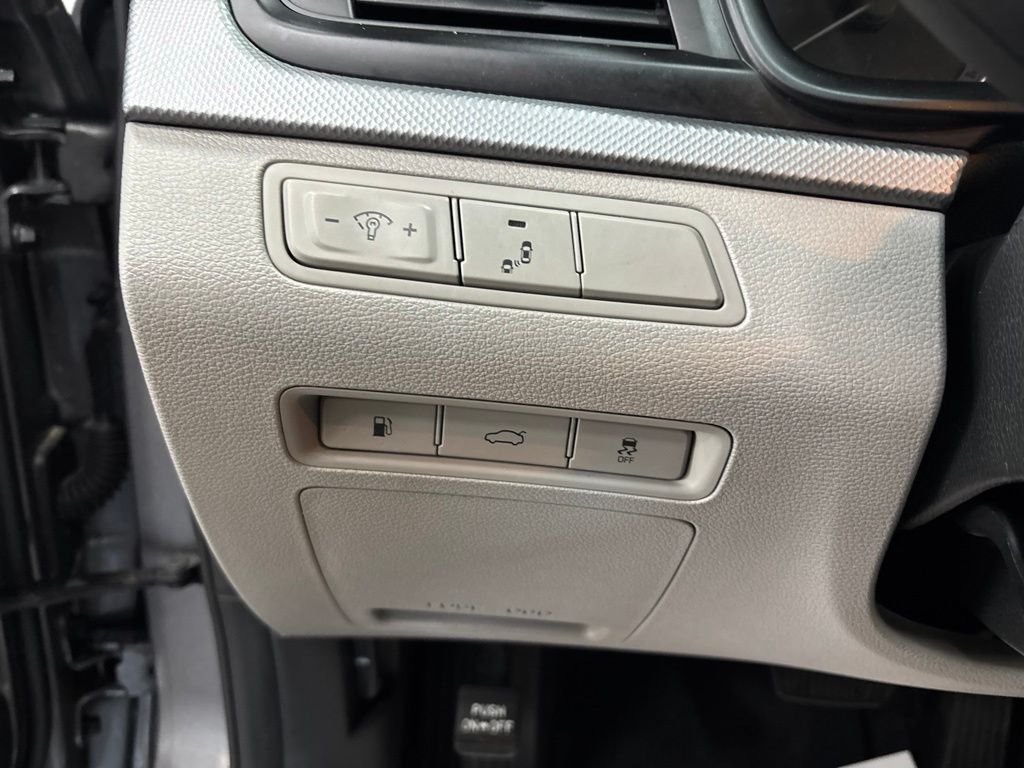 Used 2018 Gray Hyundai SE image 17