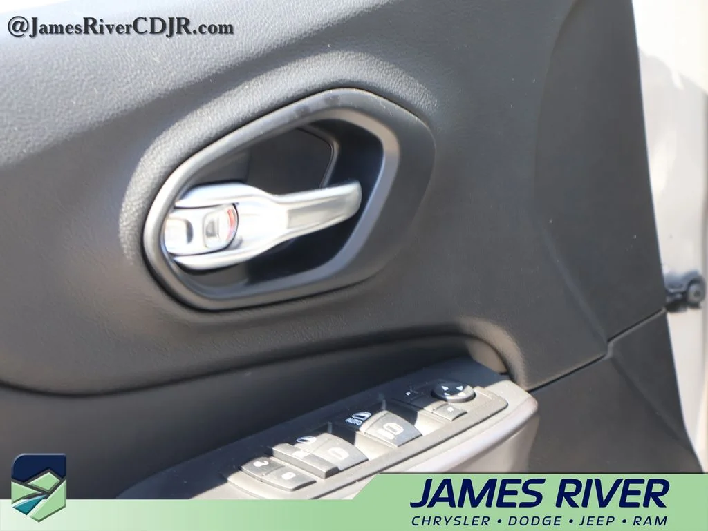 Used 2021 Silver Jeep Latitude Lux image 21