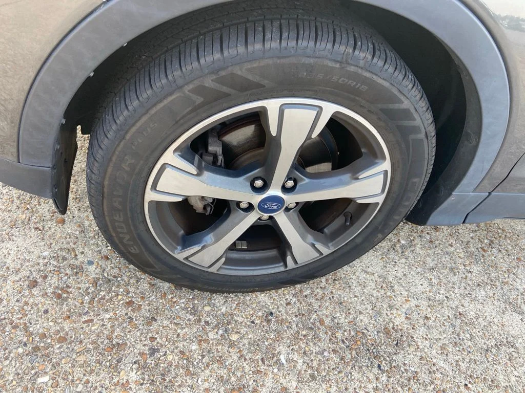 Used 2018 Gray Ford SEL image 24