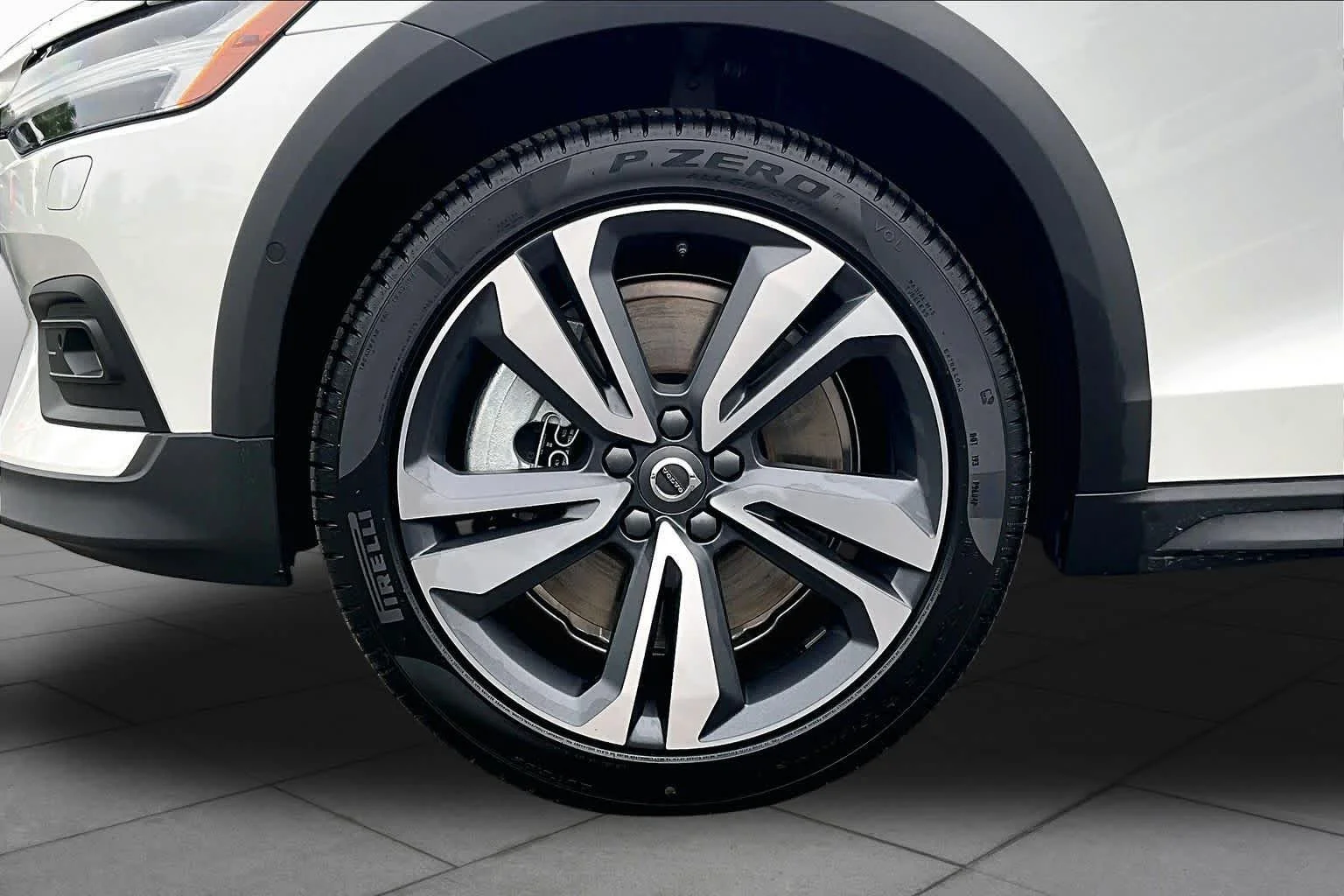 New 2026 Crystal White Volvo Plus image 16