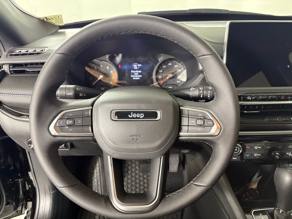 New 2026 Diamond Black Crystal Pearl-Coat Exterior Paint Jeep Latitude image 22