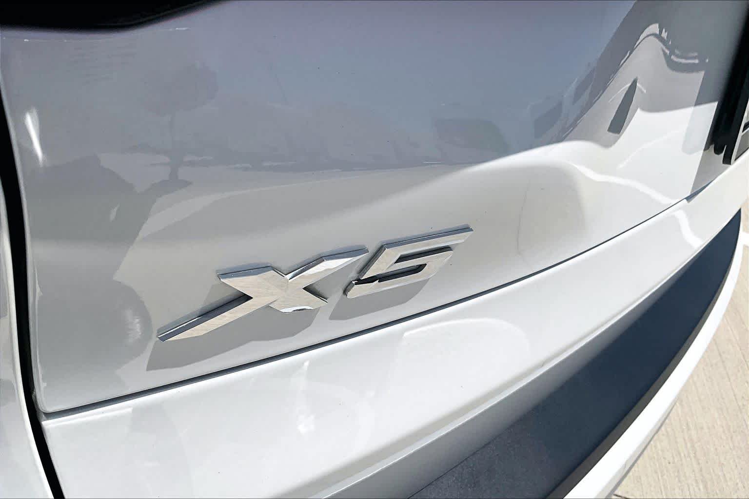 Used 2024 Mineral White Metallic BMW sDrive40i image 29