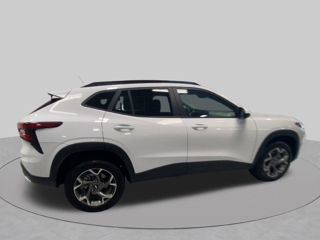 2025 Chevrolet Trax LT - Photo 11