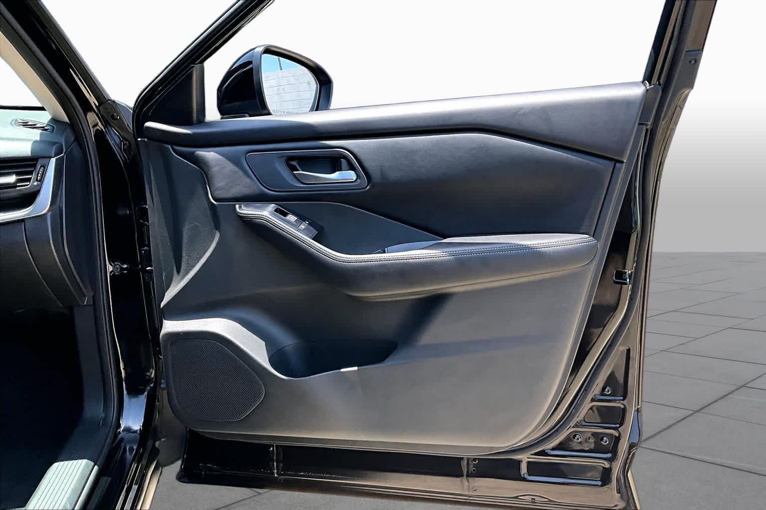 Used 2025 Super Black Nissan SV image 21