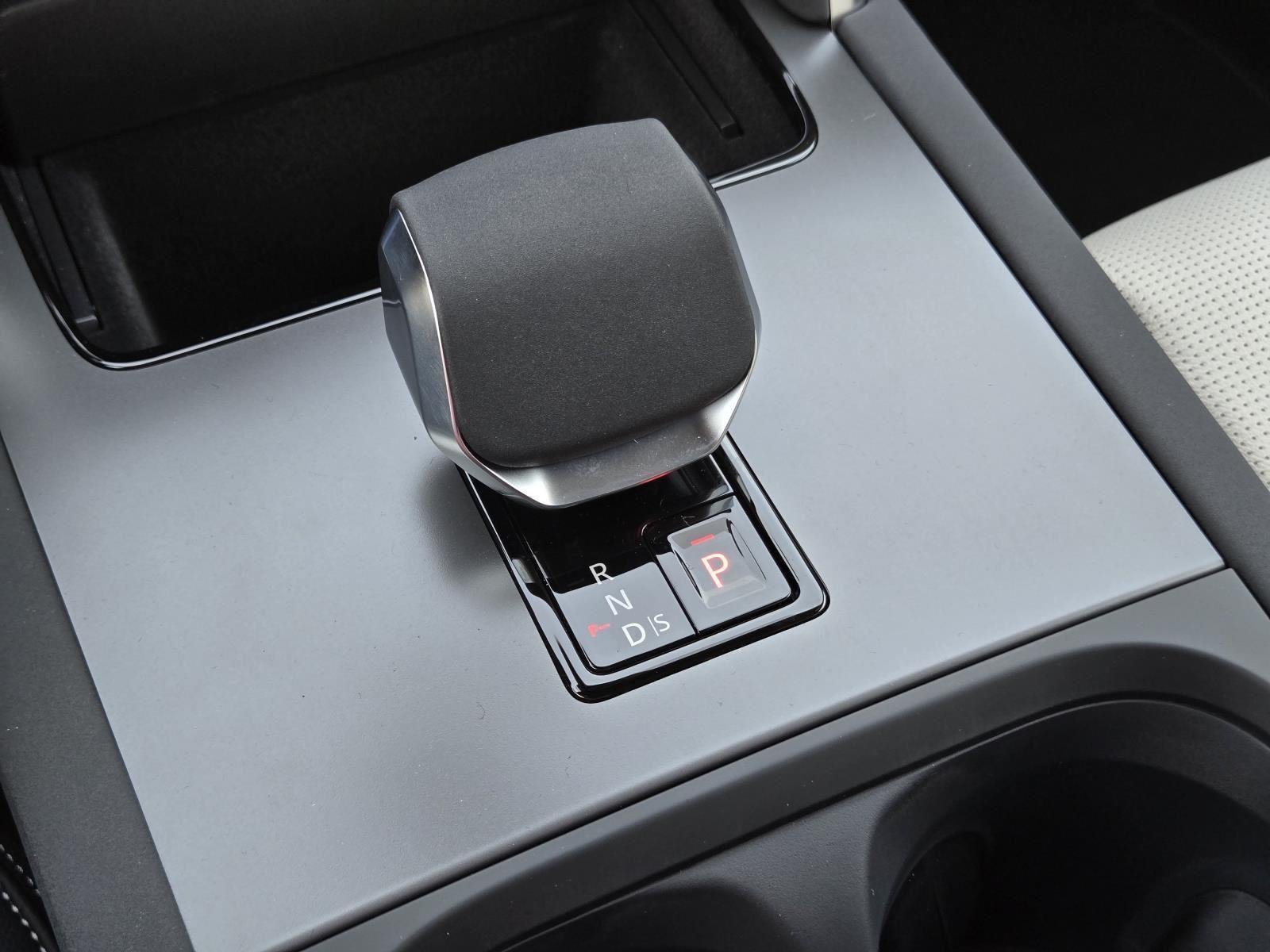 New 2026 Santorini Black LAND ROVER Landmark Edition image 26