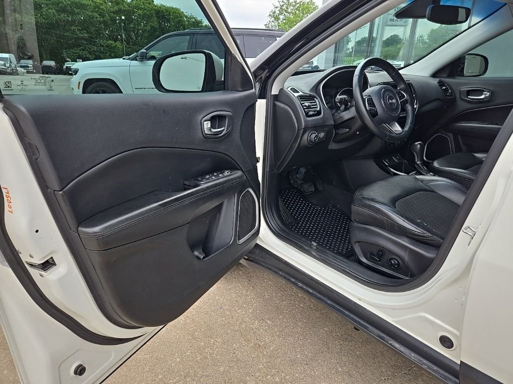 Used 2018 White Jeep Latitude image 26