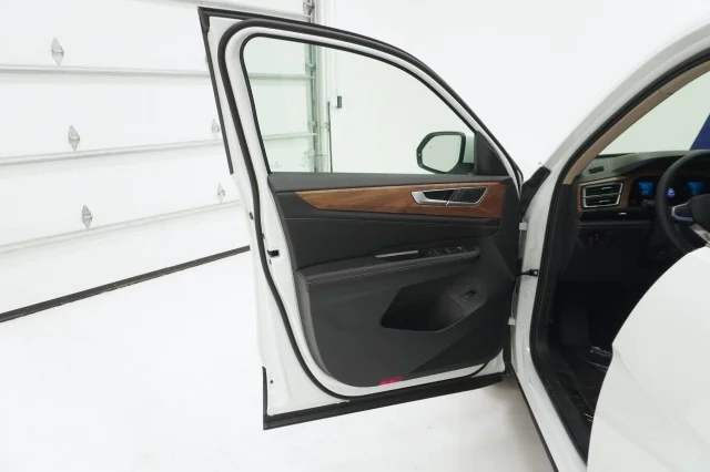 New 2026 Opal White Pearl Volkswagen 2.0T SE w/Technology image 13