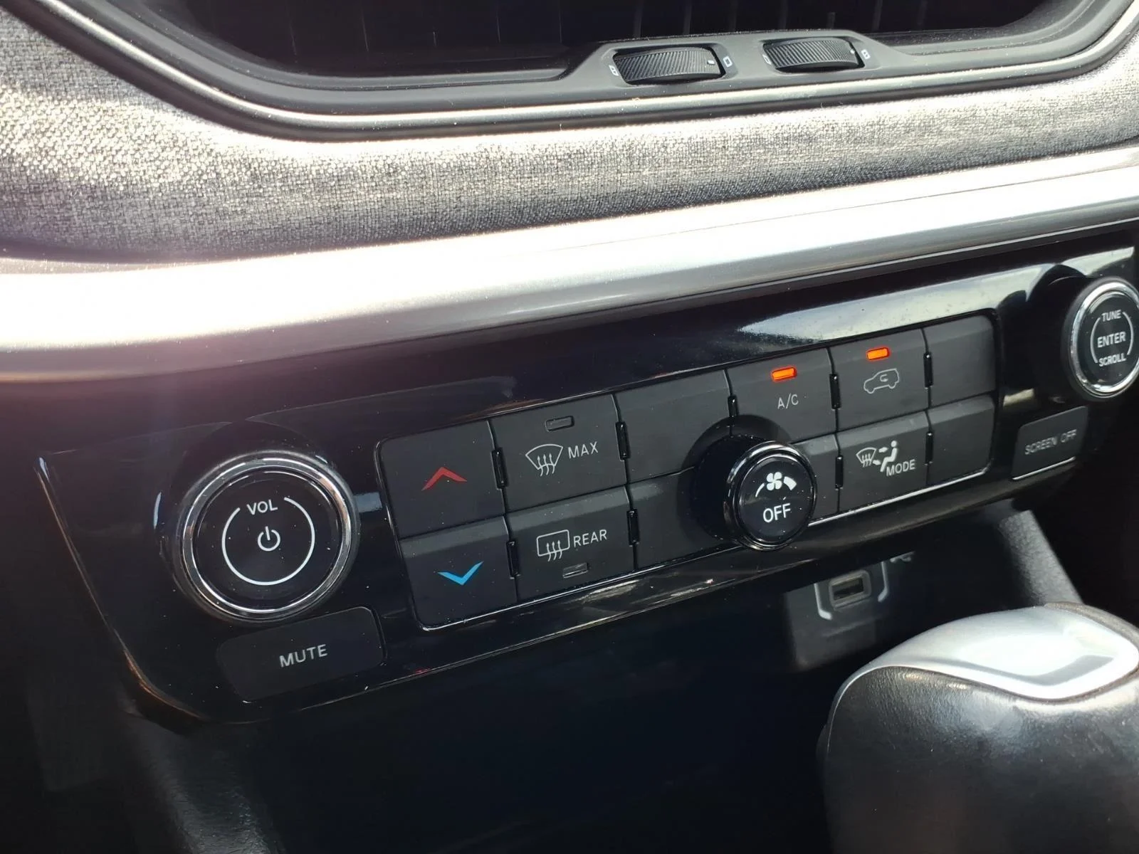 Used 2024 Diamond Black Crystal Pearlcoat Jeep Latitude image 23