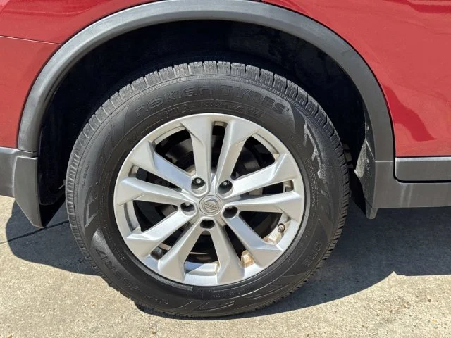 Used 2016 Red Nissan SV image 25