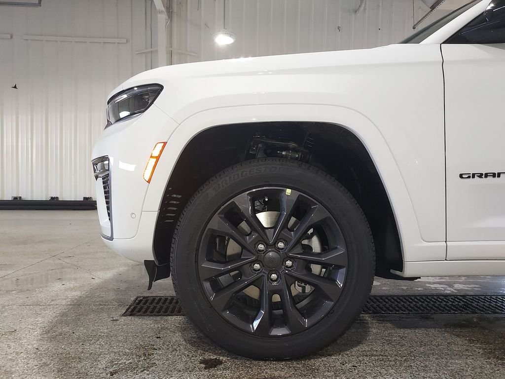 New 2026 Bright White Clear-Coat Exterior Paint Jeep Limited image 16