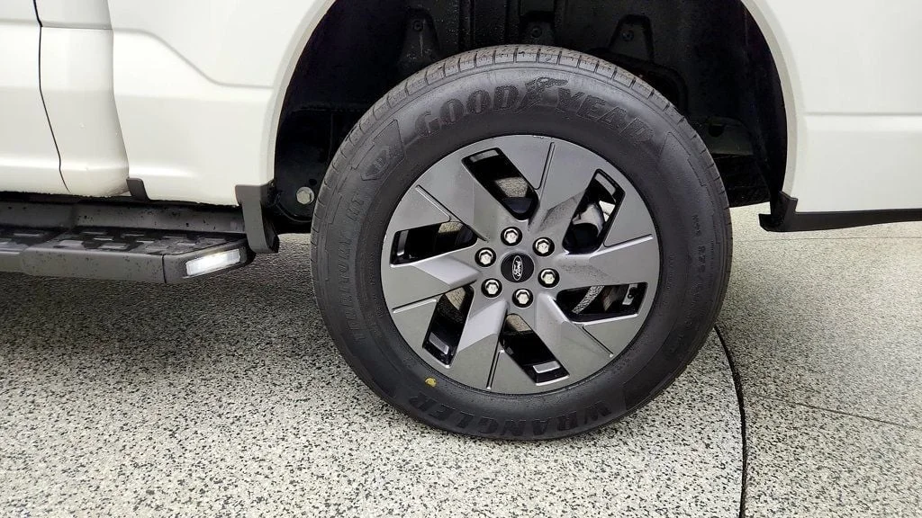 Used 2023 Star White Metallic Tri-Coat Ford LARIAT 4WD SuperCrew 5.5