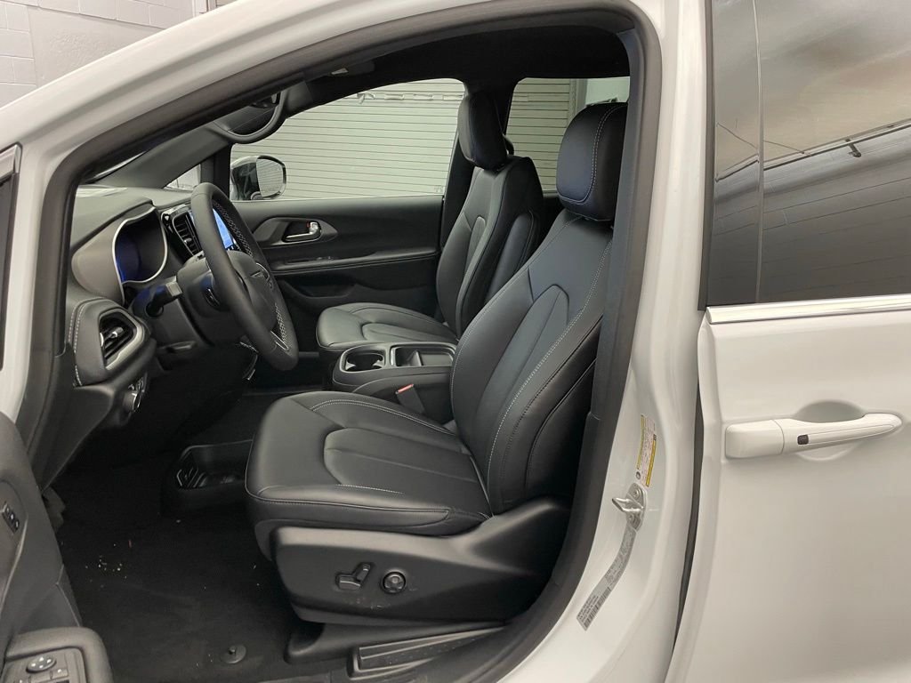 New 2027 Bright White Clear-Coat Exterior Paint Chrysler Select image 14