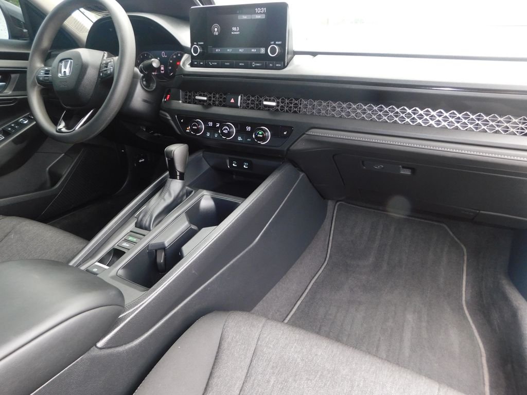 Used 2025 White Honda SE image 19