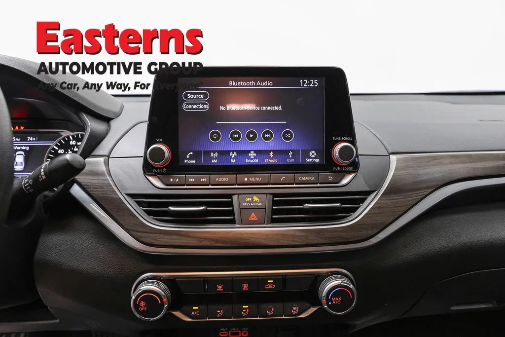 Used 2025 White Nissan 2.5 SV image 12