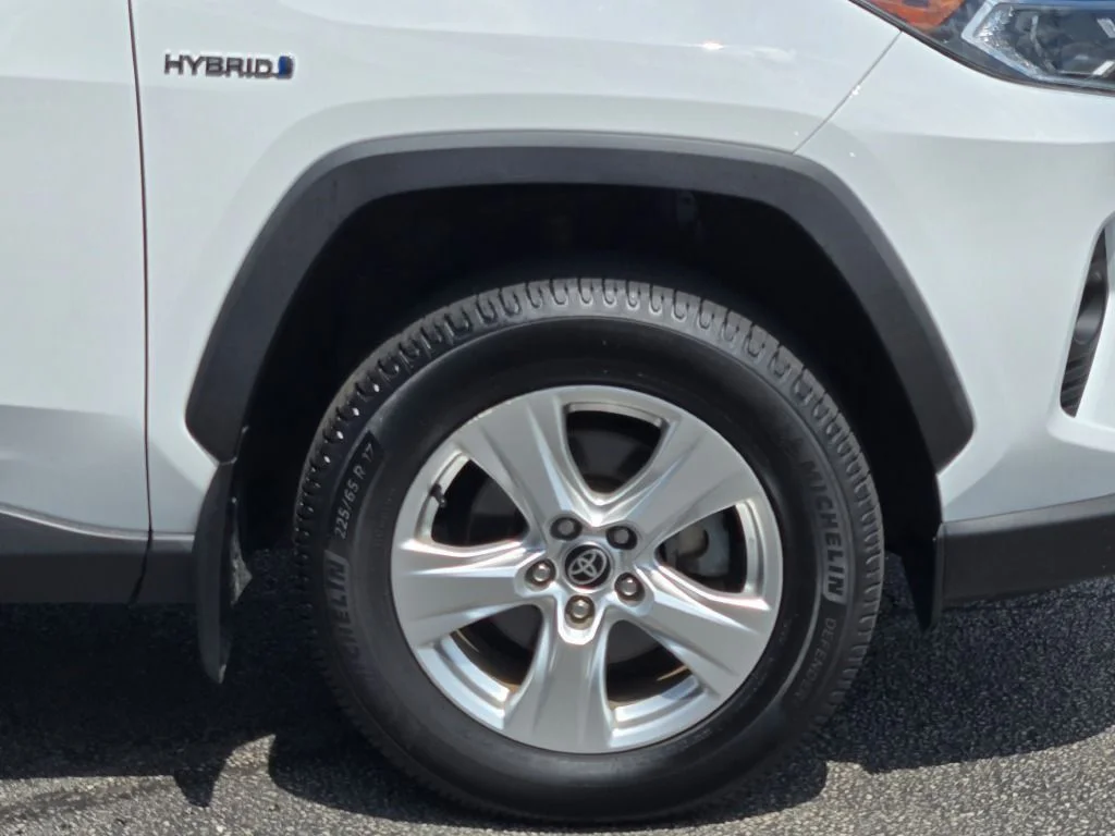 Used 2021 White Toyota XLE image 5