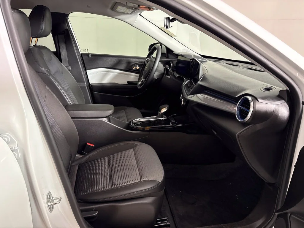 Used 2025 White Chevrolet LT image 18