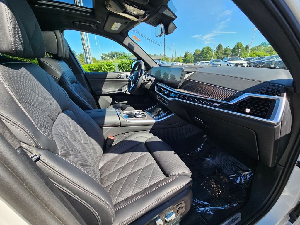 Certified Used 2025 Alpine White BMW M60i image 17