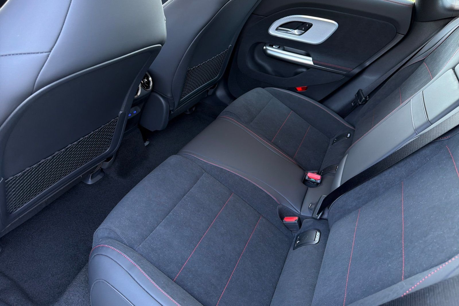 New 2027 MANUFAKTUR Alpine Grey Mercedes-Benz CLA 250+ image 12
