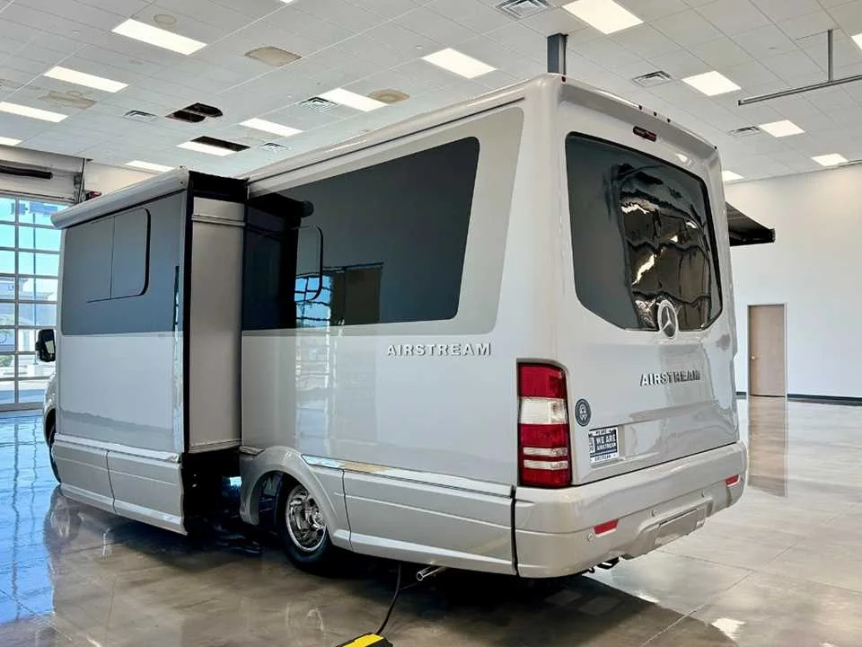 New 2025 Hightech Silver Premium Metallic AIRSTREAM  image 41
