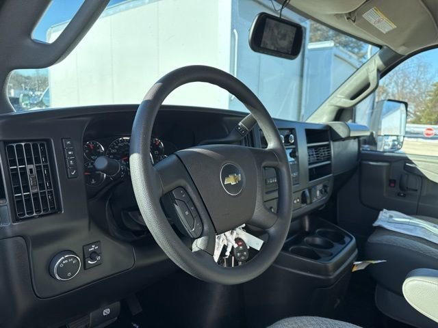 New 2025 Summit White Chevrolet 2WT image 15