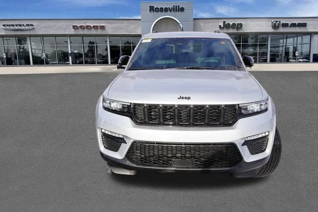 New 2025 Silver Zynith Exterior Paint Jeep Limited image 8