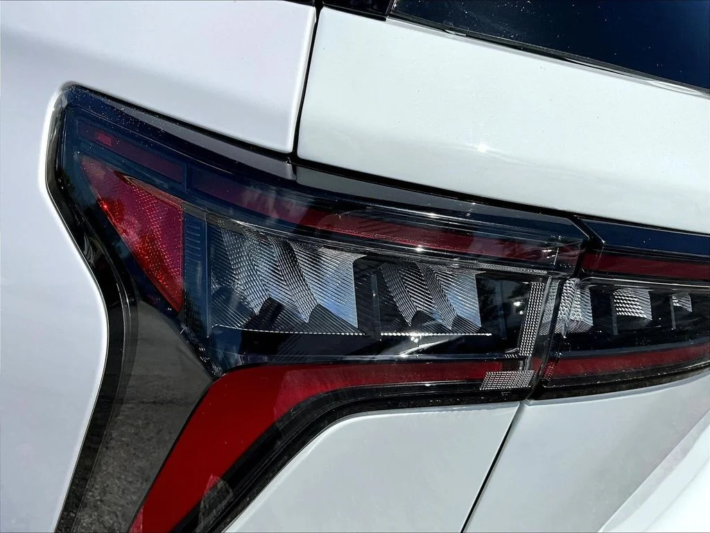 Used 2025 White Chevrolet LT image 27