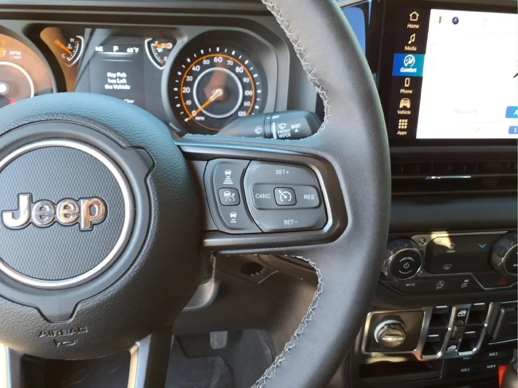 Used 2025 White Jeep Sport S image 23