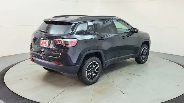 New 2026 Diamond Black Crystal Pearl-Coat Exterior Paint Jeep Trailhawk image 10