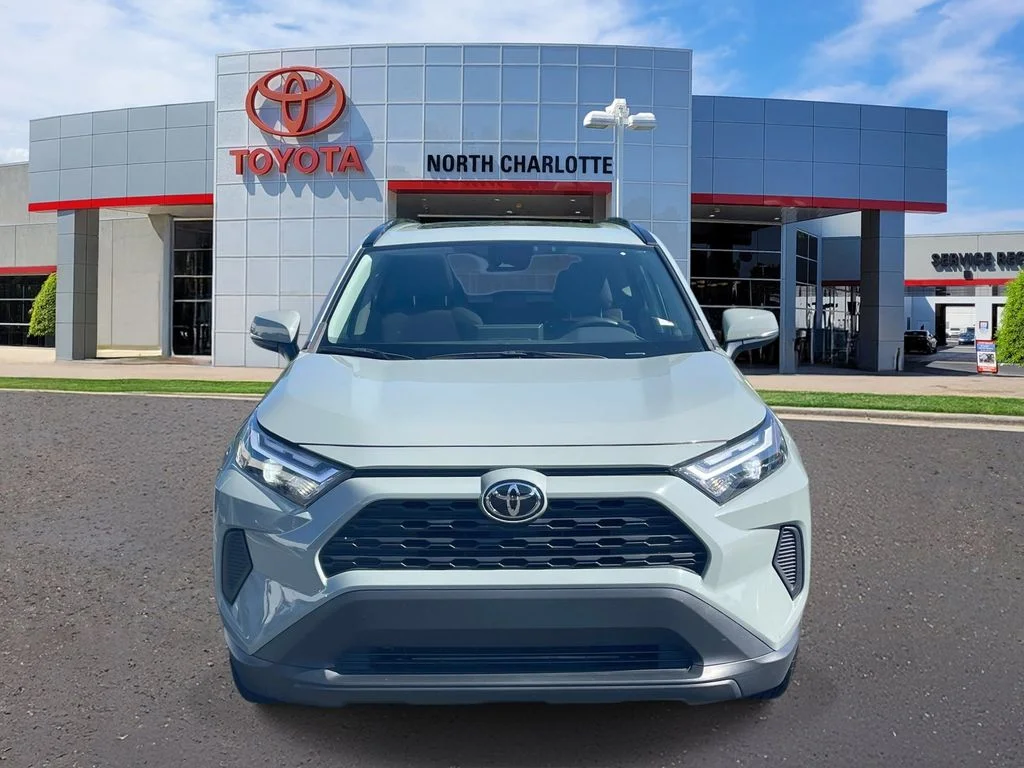 Used 2023  Toyota XLE image 3