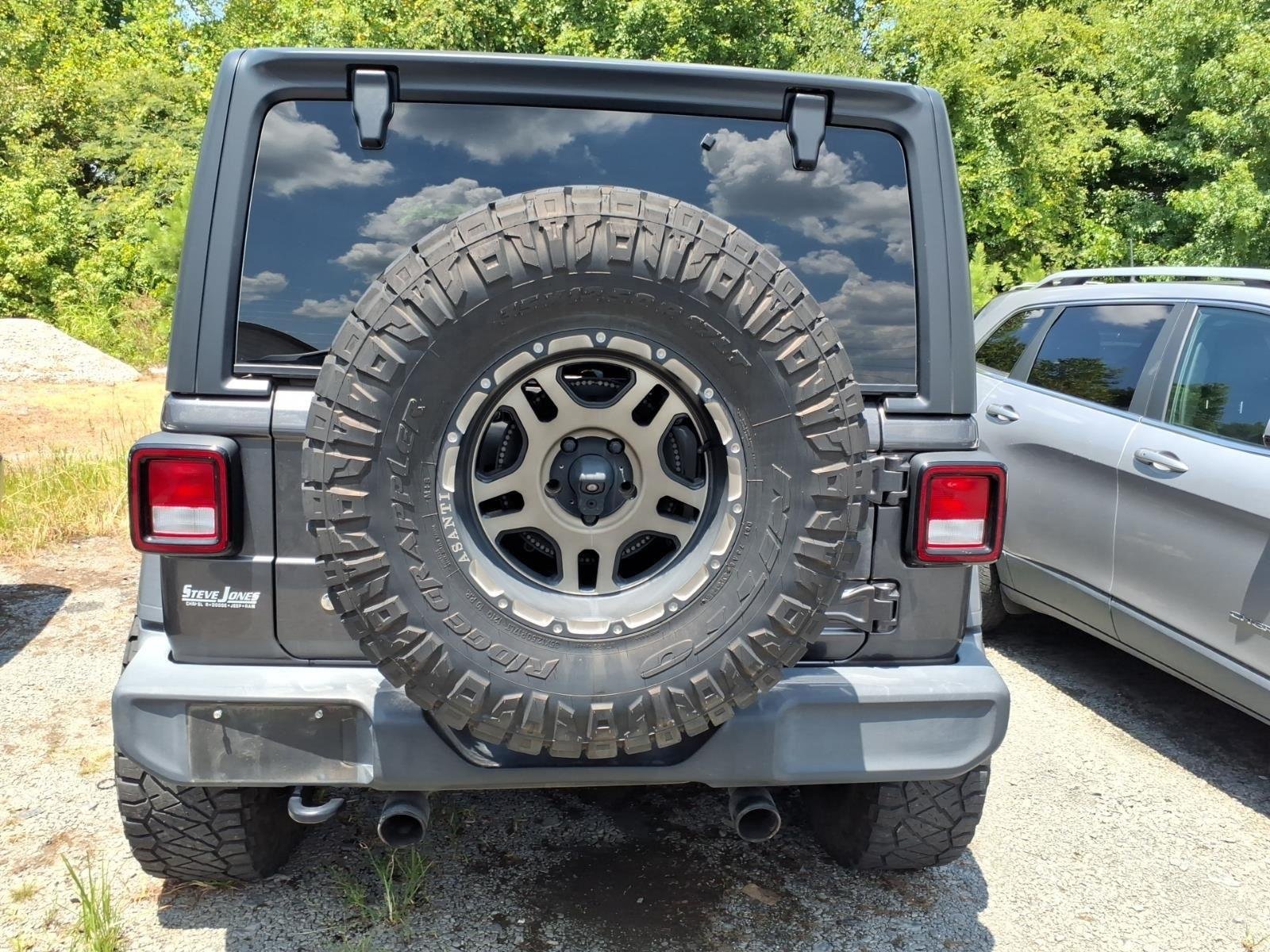 Used 2018 Granite Crystal Metallic Clearcoat Jeep Sport S image 11