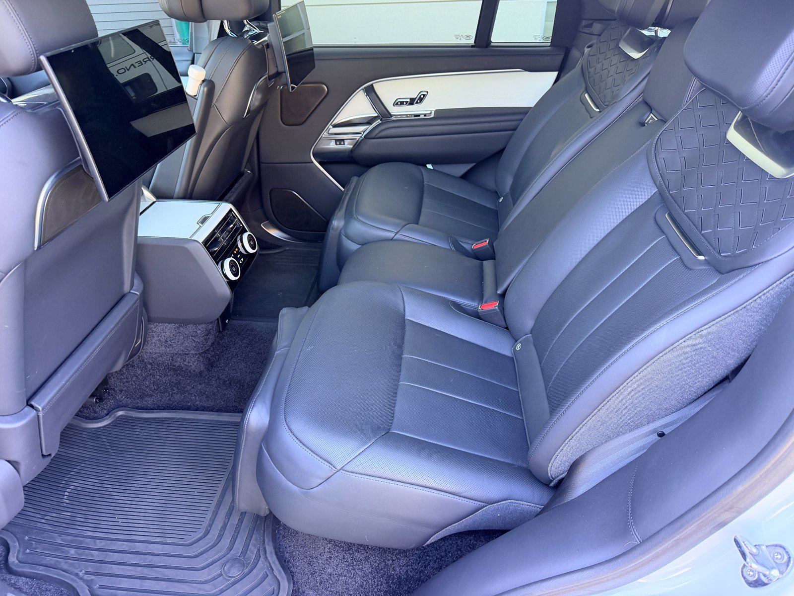 Used 2024 White Land Rover SV image 21
