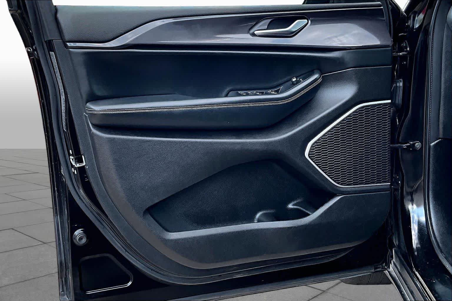 Used 2021 Diamond Black Crystal Pearlcoat Jeep Altitude image 22