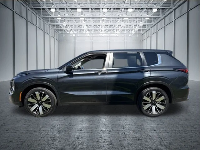 Used 2025  Mitsubishi  image 6