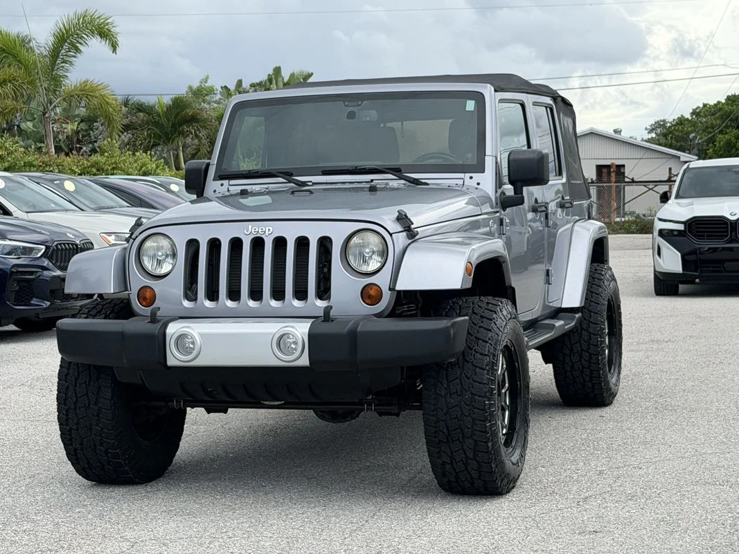 Used 2013  Jeep Sahara image 2