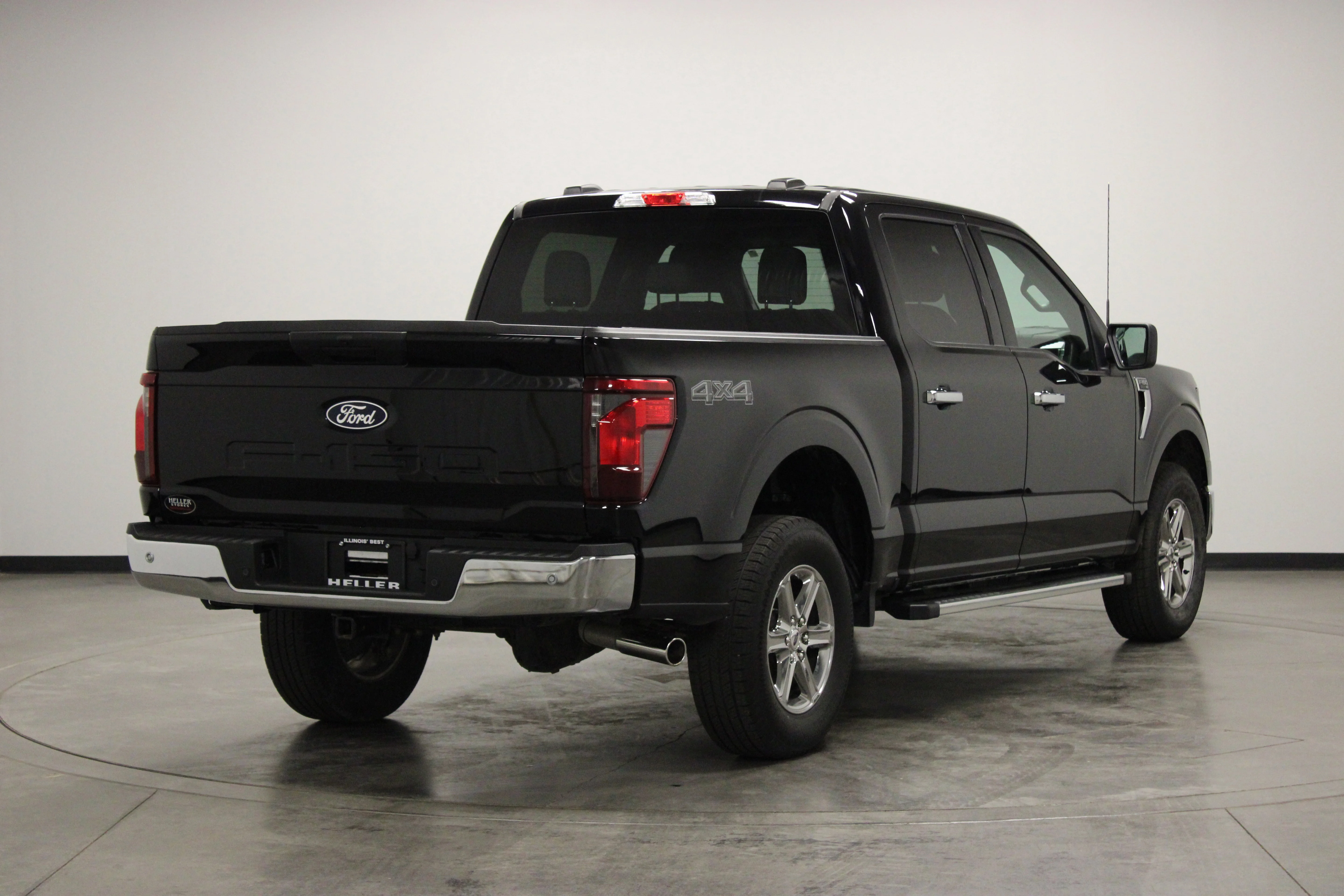Used 2025 Agate Black Metallic Ford XLT image 8