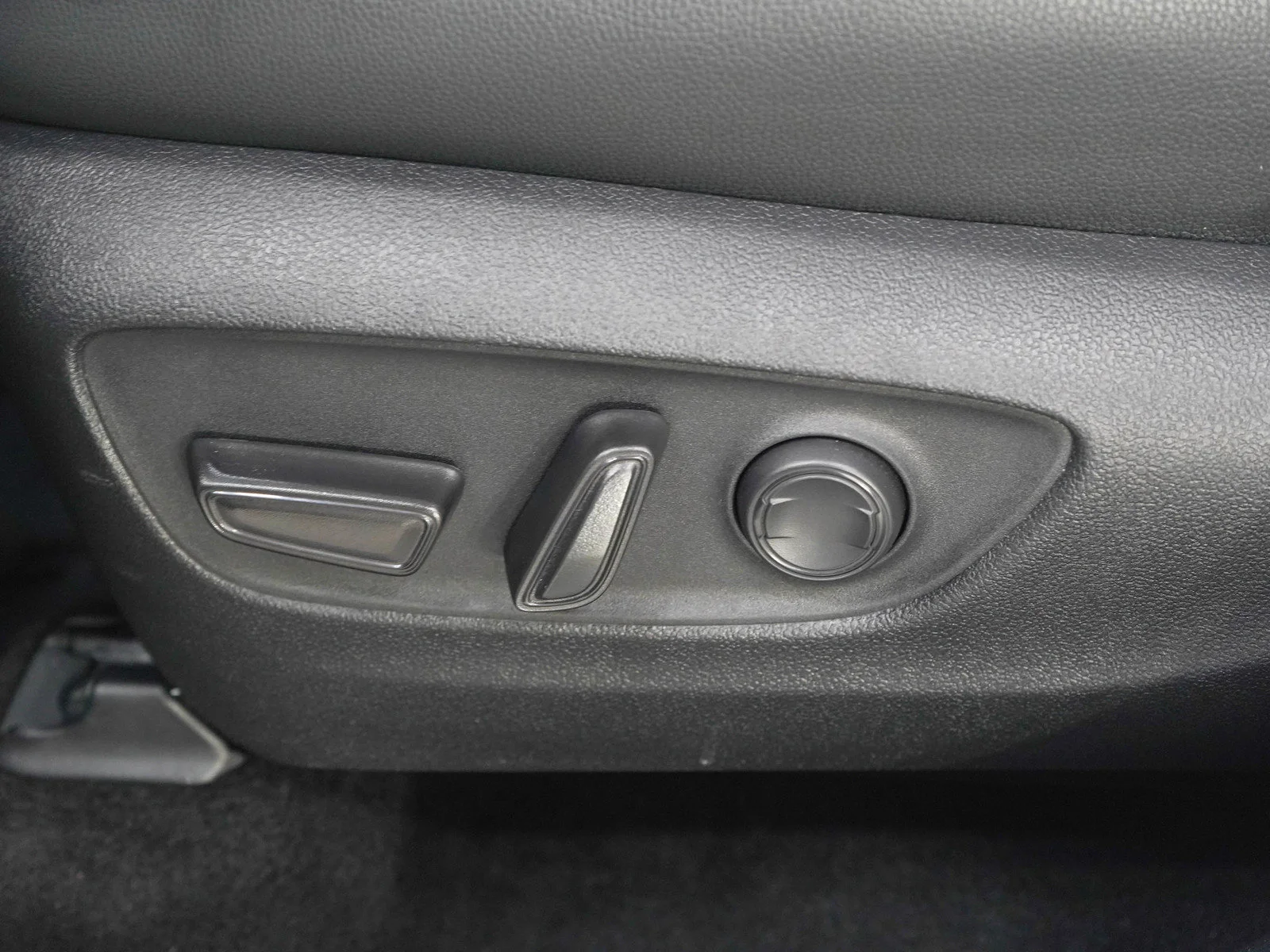 Used 2025  Toyota XLE image 24
