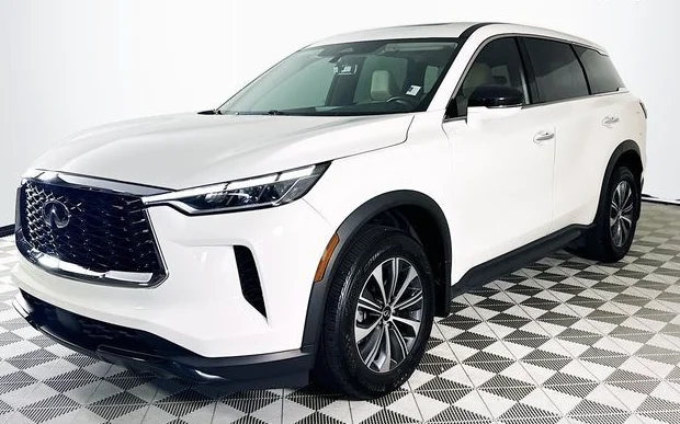 Used 2025 White INFINITI PURE image 3