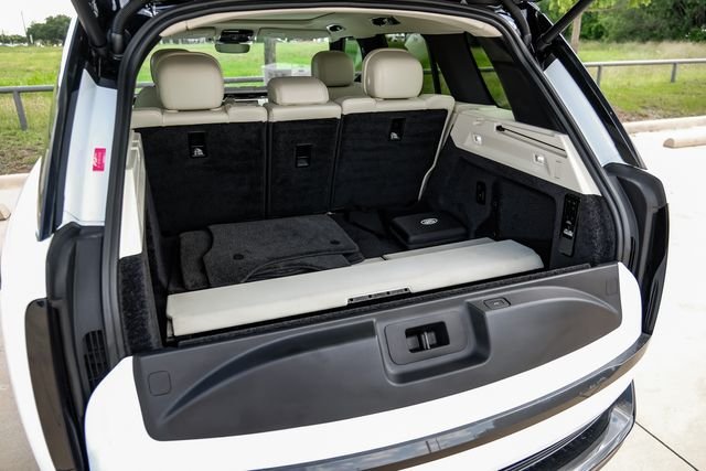Used 2025 White Land Rover SE image 61